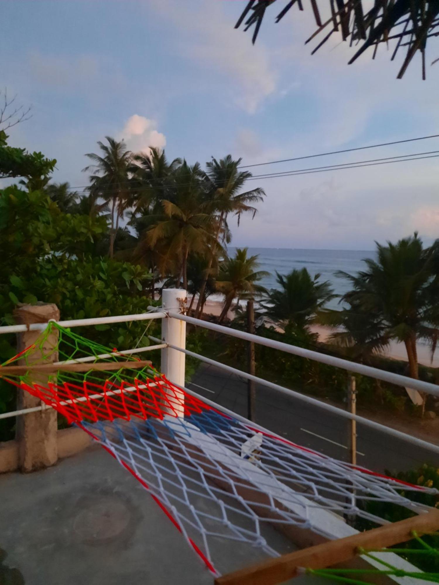 White Surfing Beach Resort Unawatuna Exteriér fotografie