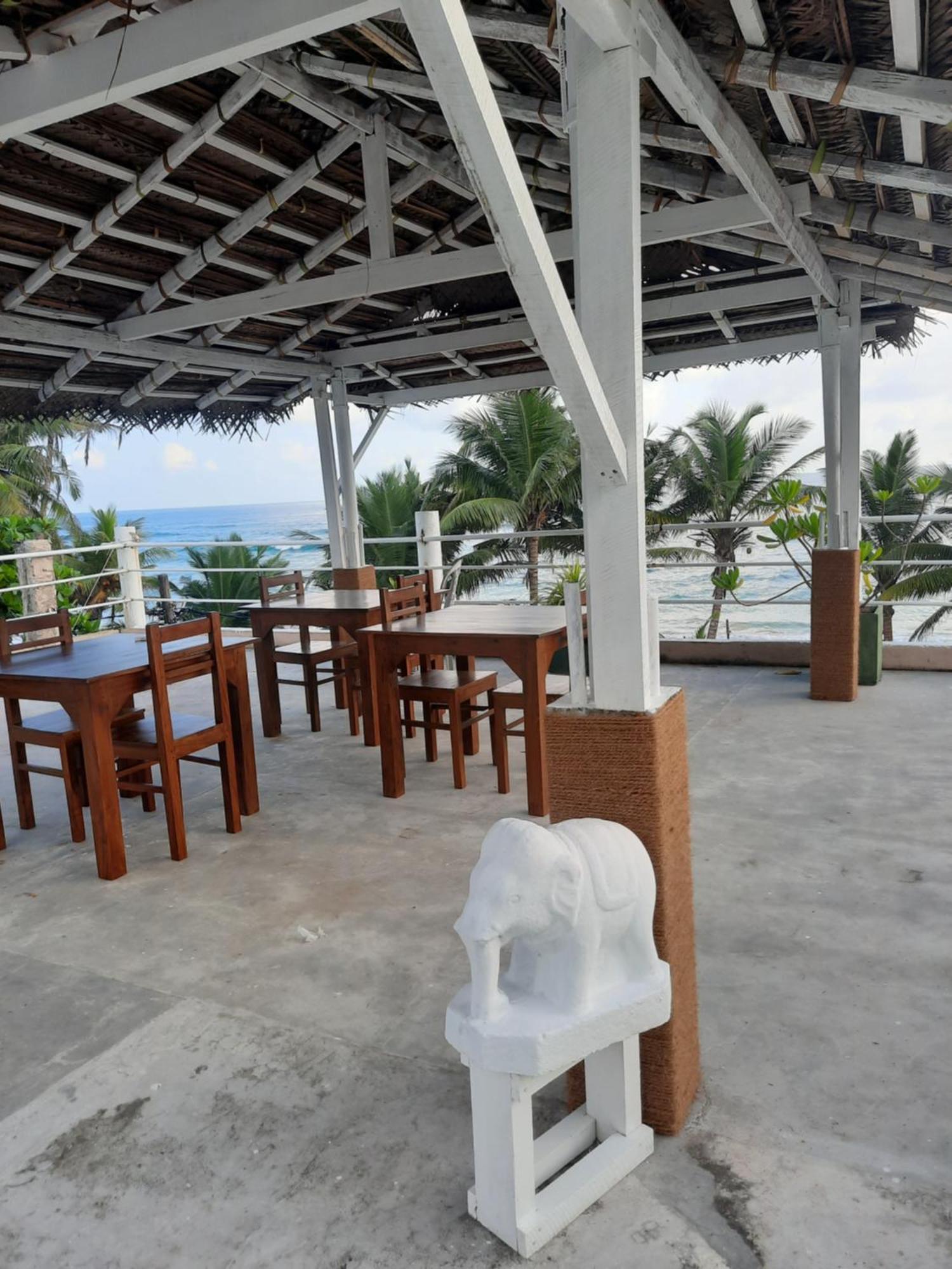 White Surfing Beach Resort Unawatuna Exteriér fotografie